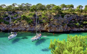 Vackert vatten och båtar på Mallorca